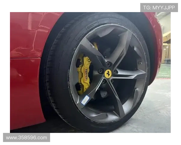 工作人员疑似刮法拉利轮毂 车主懊恼 工作人员疑似刮法拉利轮毂 车主懊恼